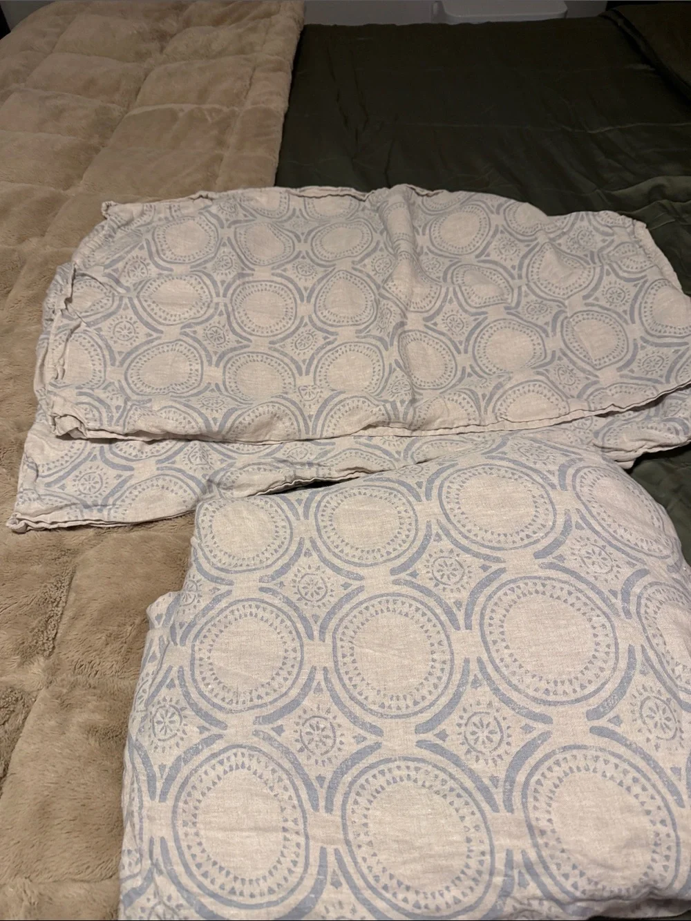 Beautiful Serena & Lily king sized 100% linen duvet cover and shams
